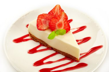 Beyaz plaka üzerinde çilek Cheesecake