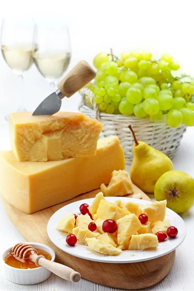 Parmezán sajt, a gyümölcsök — Stock Fotó