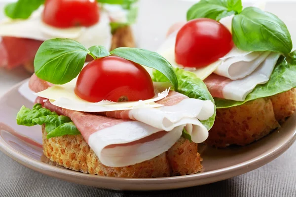 Sanduíche com presunto, queijo parmesão e tomate — Fotografia de Stock