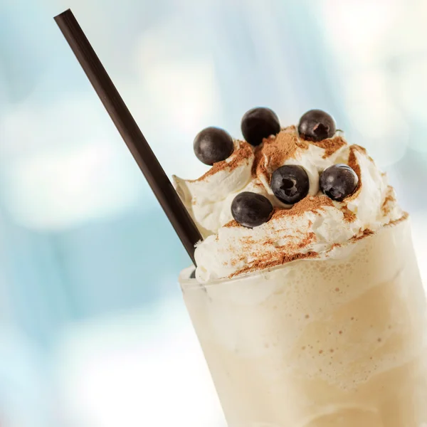 Batido con crema y bayas — Foto de Stock