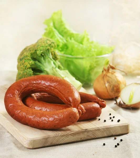 Saucisses et légumes fumés — Photo