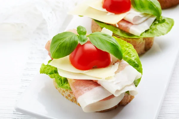 Sanduíche com presunto, queijo parmesão e tomate — Fotografia de Stock