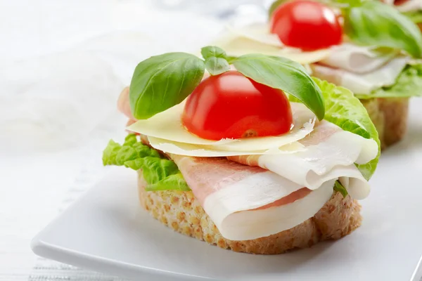 Sandviç salam, kaşar peyniri ve domates ile — Stok fotoğraf