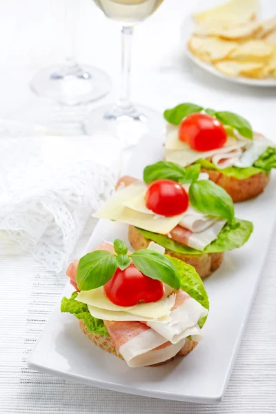 Sandwich con jamón, queso parmesano y tomate —  Fotos de Stock