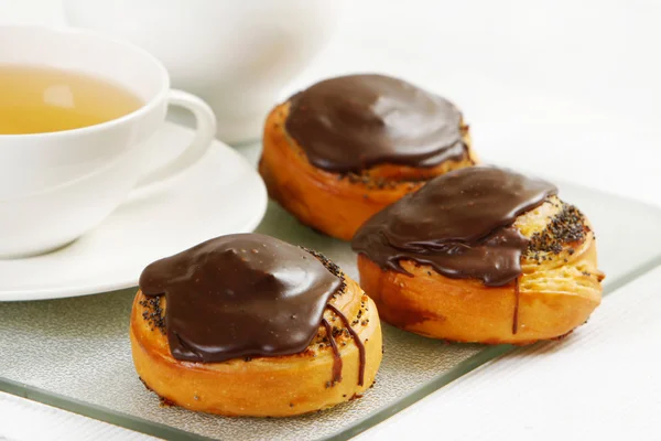 甜面包用罂粟种子和巧克力 — 图库照片