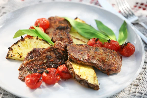 Tomate de viande grillée et ananas — Photo