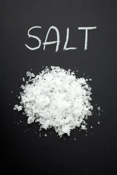 Salt på svart bakgrund — Stockfoto