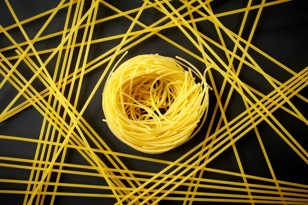 Spaghetti su sfondo nero — Foto Stock