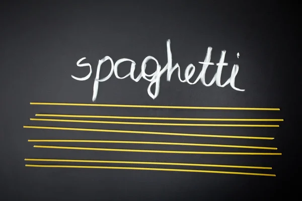 Spaghetti na czarnym tle — Zdjęcie stockowe