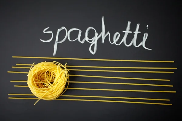 黒の背景にスパゲティ — ストック写真