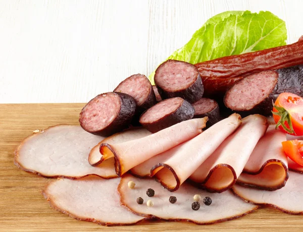 Geräuchertes Schweinefilet und Würstchen — Stockfoto