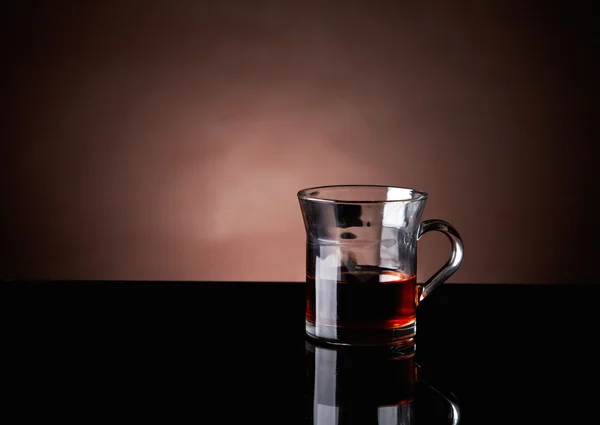 Чашка чаю на темному фоні — стокове фото