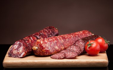 çeşitli salam sosis