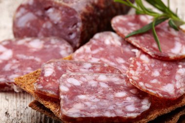 Salam sucuk ve ekmek