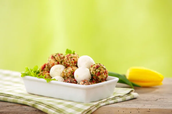 Polpette di formaggio fresco con olio e spezie — Foto Stock