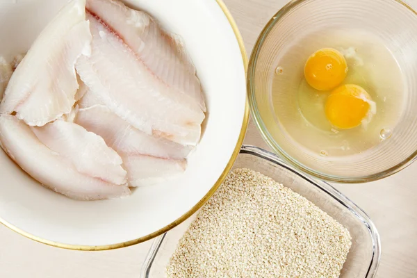 Filetes de peixe com ovos e sementes de sésamo — Fotografia de Stock