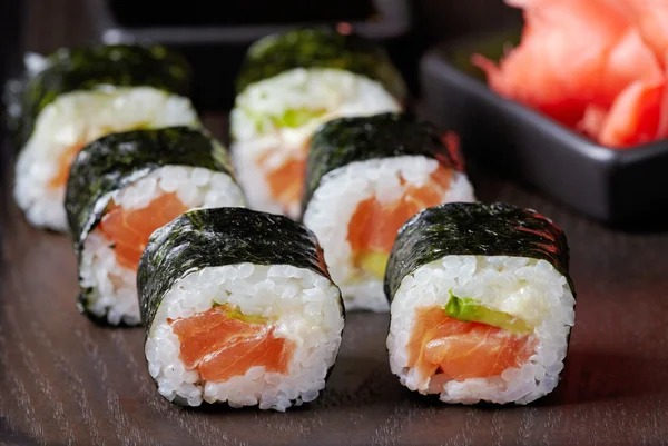 Sushi s lososem a avokádem — Stock fotografie