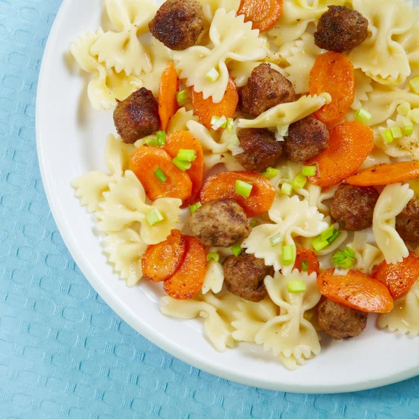 Pasta met gehaktballen en wortel — Stockfoto