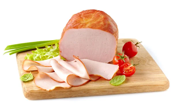 Räucherfleisch auf Holzschneidebrett — Stockfoto