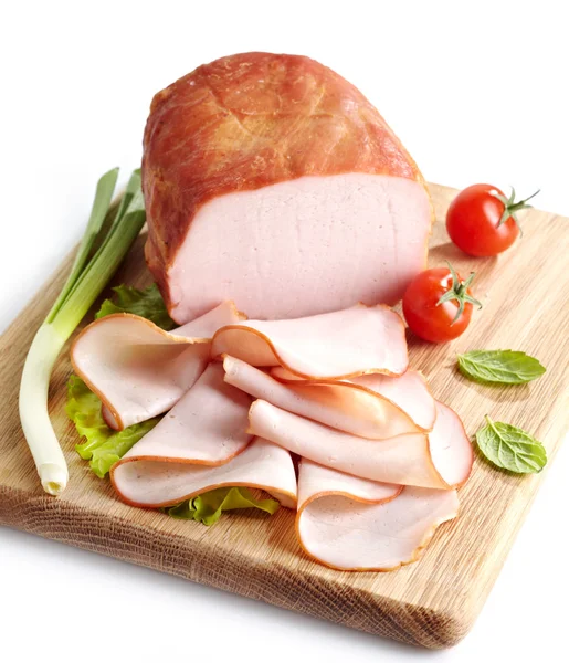 Räucherfleisch auf Holzschneidebrett — Stockfoto