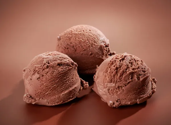 Crème glacée au chocolat sur fond brun — Photo