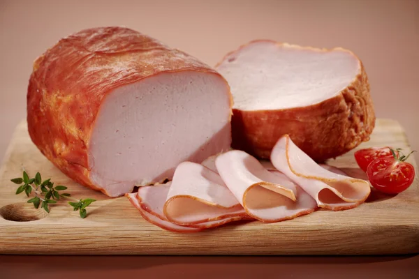 Wędzonego mięsa na drewnianą deską do krojenia — Zdjęcie stockowe
