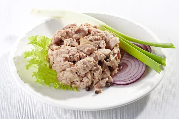 Hígado de bacalao en plato blanco — Foto de Stock