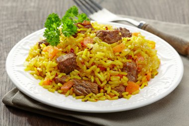 Özbek Milli çanak plov plaka üzerinde