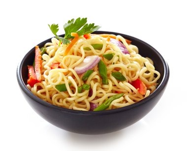 sebzeli Çin noodle bir kase