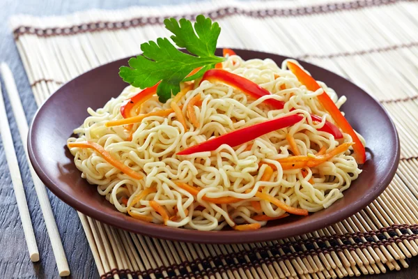 सब्जियों के साथ चीनी नूडल्स — स्टॉक फ़ोटो, इमेज
