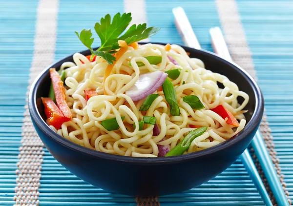 Kom van chinese noedels met groenten — Stockfoto