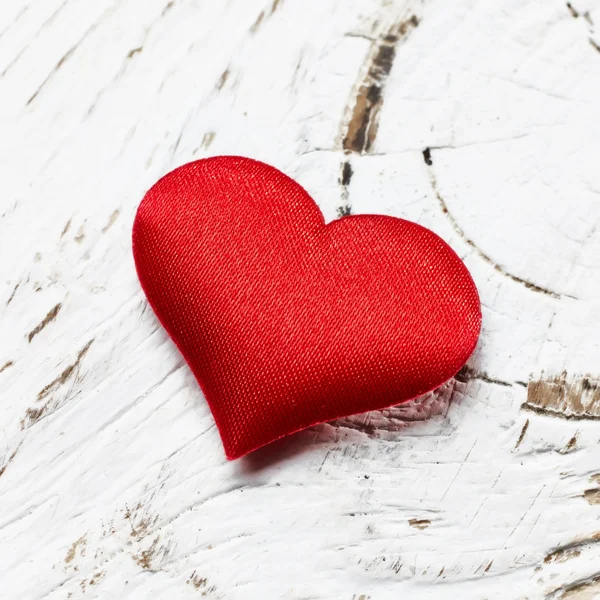 Corazón rojo único sobre fondo de madera blanca —  Fotos de Stock