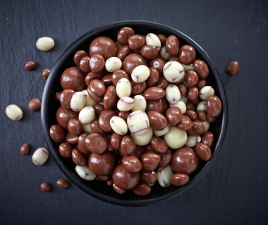 Kuru üzüm ve fındık, çikolata ile kaplı