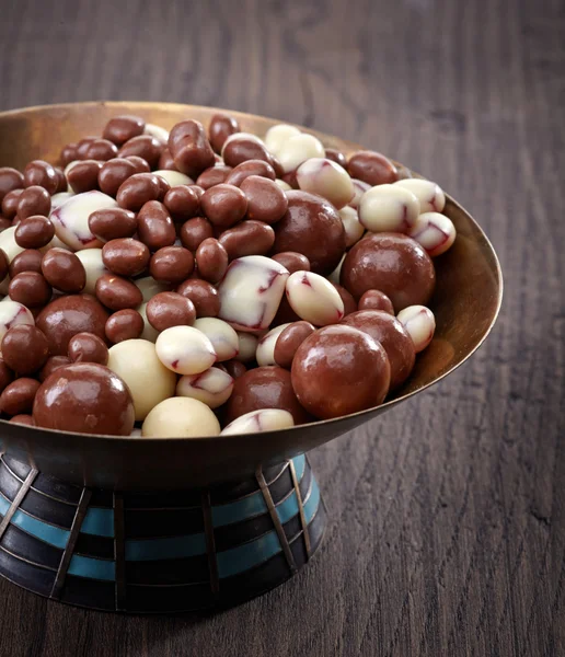 Rozijnen en noten bedekt met chocolade — Stockfoto