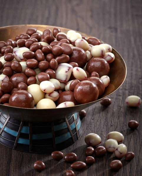 Rozijnen en noten bedekt met chocolade — Stockfoto