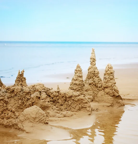 Castelo de areia na praia — Fotografia de Stock