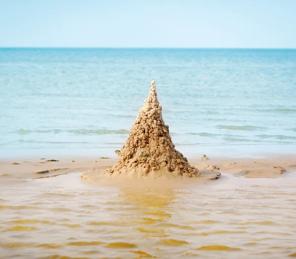 Castelo de areia na praia — Fotografia de Stock