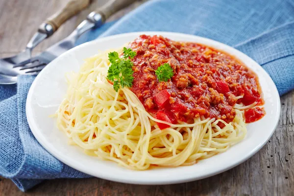 Spaghetti z mięsem mielonym i serem — Zdjęcie stockowe