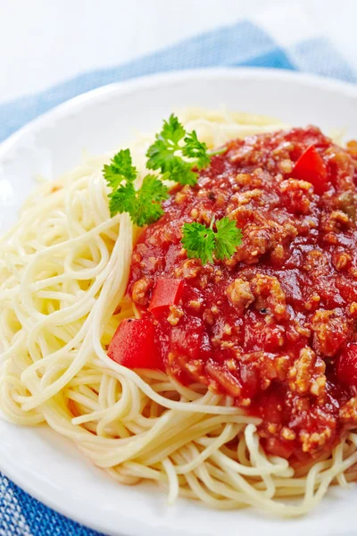 Spaghetti with minced meat and cheese — Stock Photo, Image