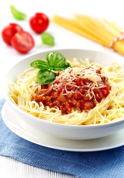 Espaguetis boloñeses con carne picada y salsa de tomate —  Fotos de Stock