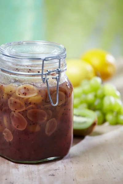 Hausgemachte Marmelade aus Trauben und Kiwi — Stockfoto