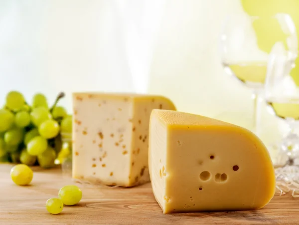 Taze peynir ve Yeşil üzüm — Stok fotoğraf