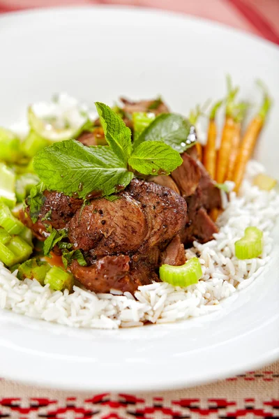 Mięso i warzywa na białym talerzu — Zdjęcie stockowe