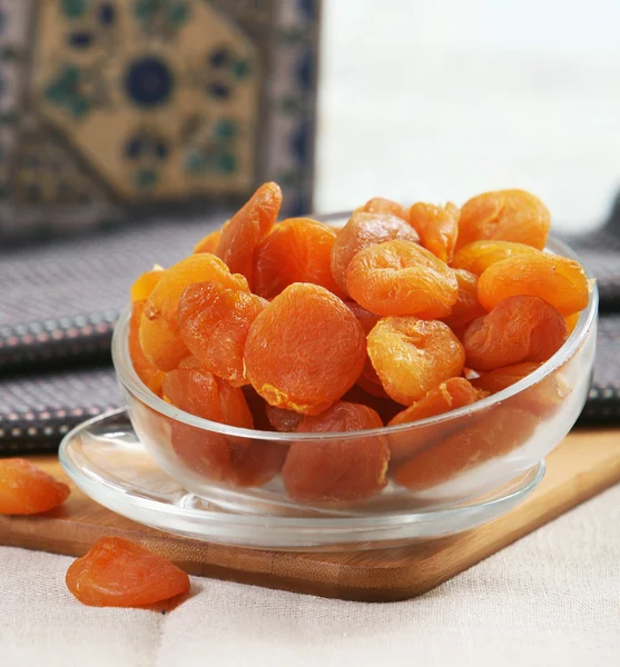 Kom met gedroogde abrikoos — Stockfoto