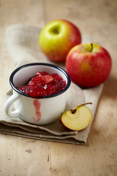 Чашка яблочного и ягодного варенья — стоковое фото