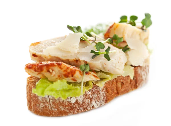 Slice of bread with chicken and vegetables — Stock Photo, Image