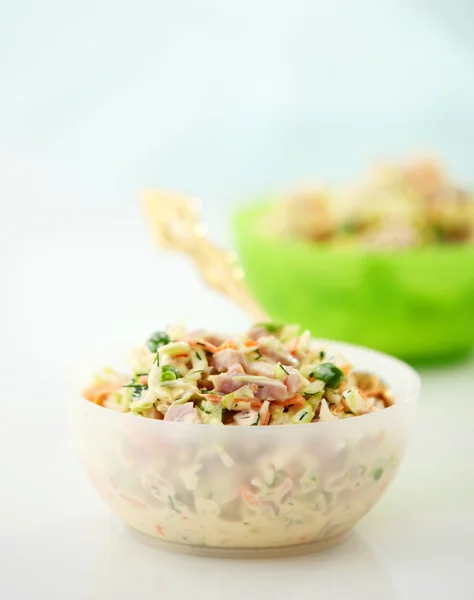 Zwei Schüsseln mit frischem Salat — Stockfoto