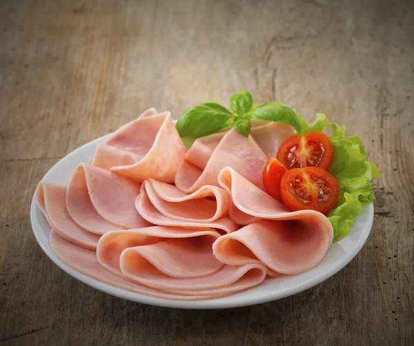 Lonchas de jamón de cerdo en plato — Foto de Stock