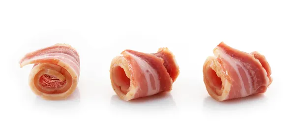 Rolos de bacon no fundo branco — Fotografia de Stock