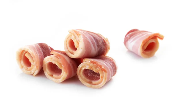 Rotoli di pancetta su sfondo bianco — Foto Stock